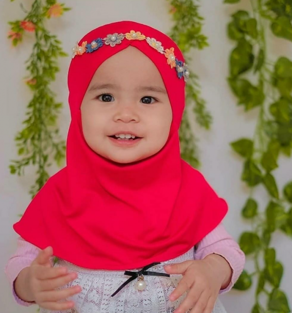 Hijab anak dengan hiasan bunga mawar